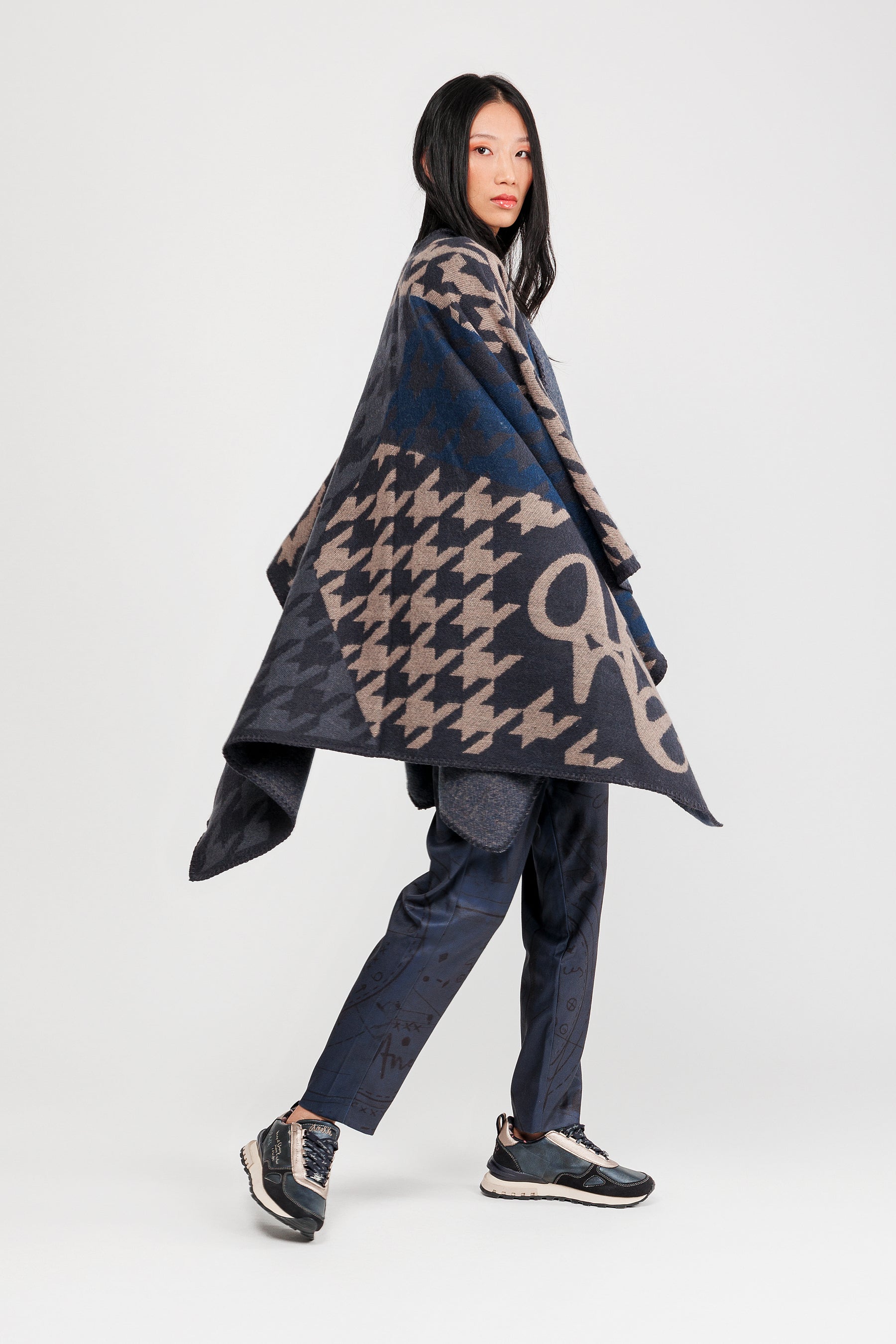 Poncho azul y beige
