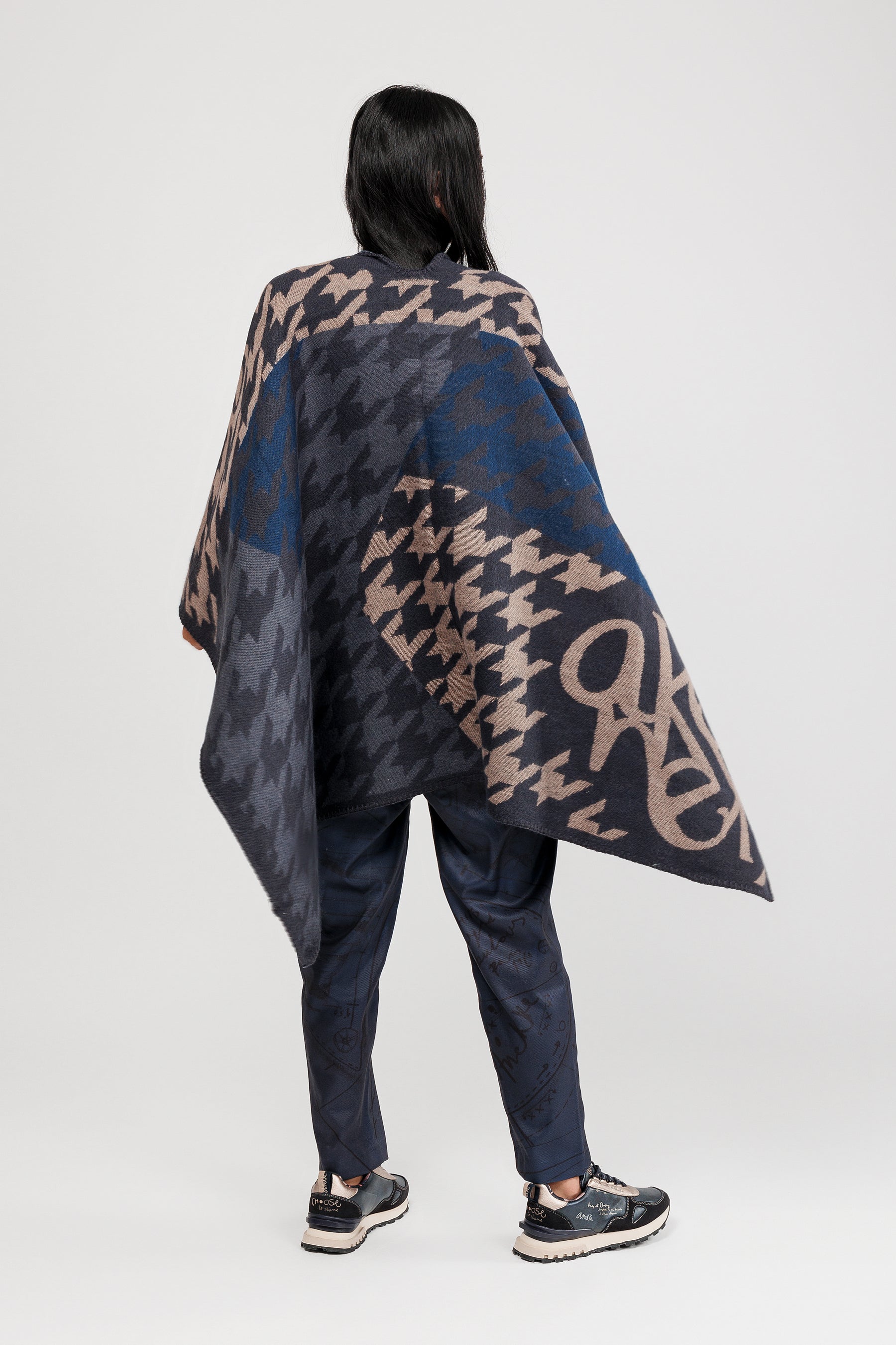 Poncho azul y beige
