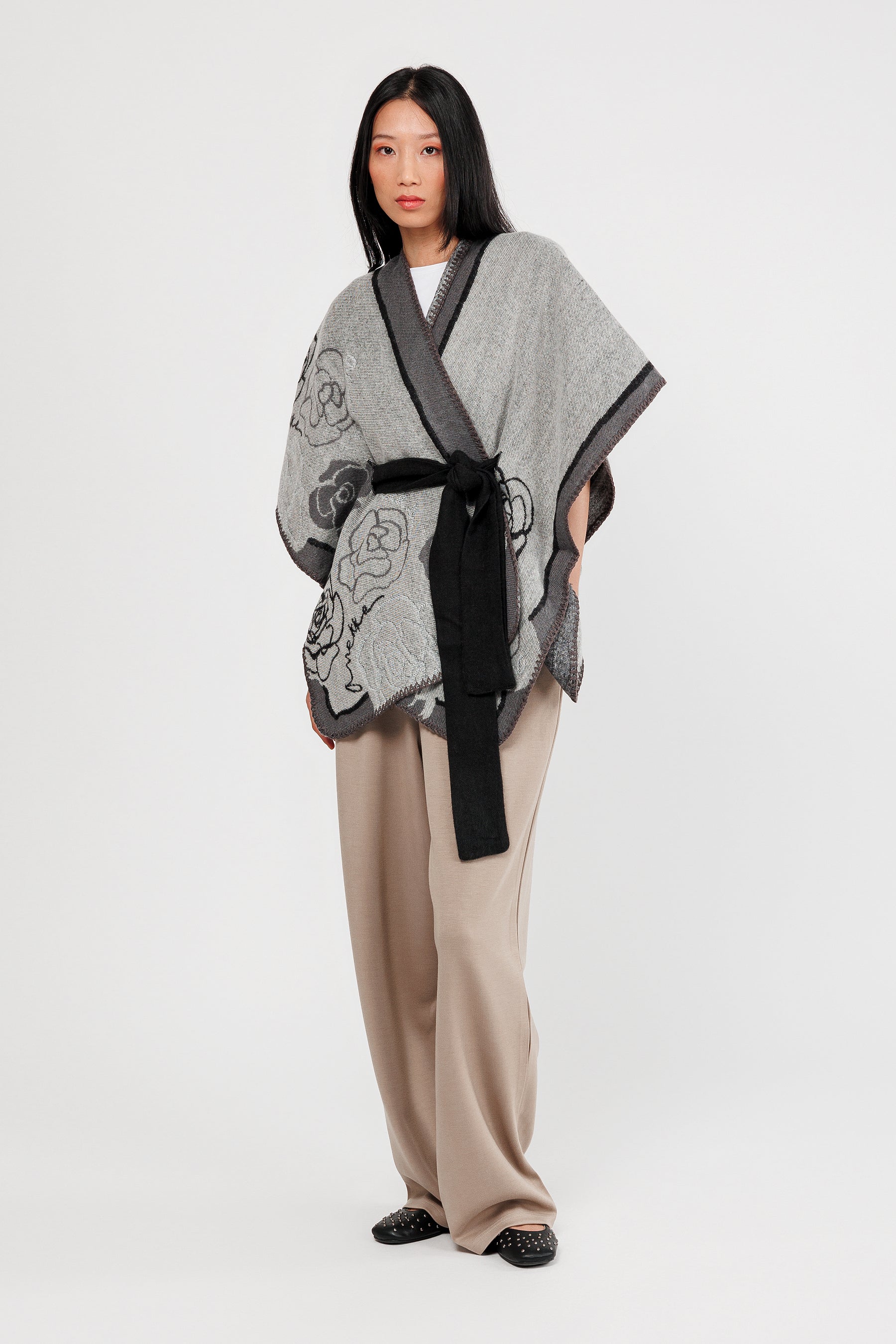 Poncho con cinturón beige y negro