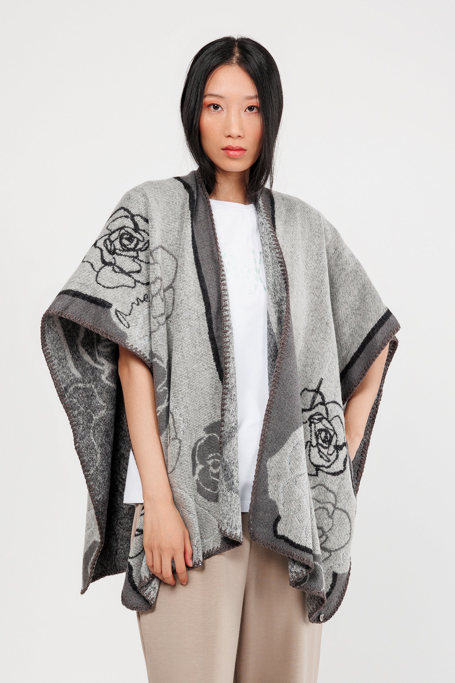 Poncho con cinturón beige y negro