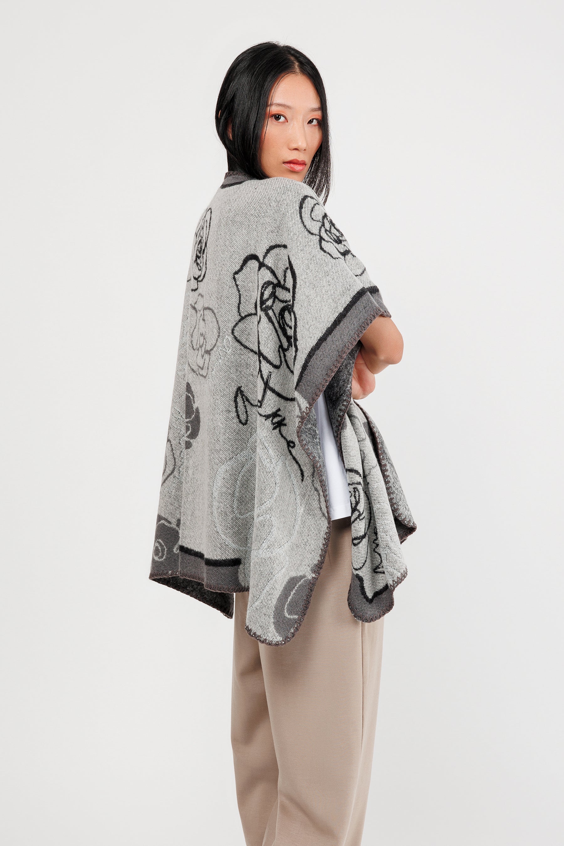 Poncho con cinturón beige y negro