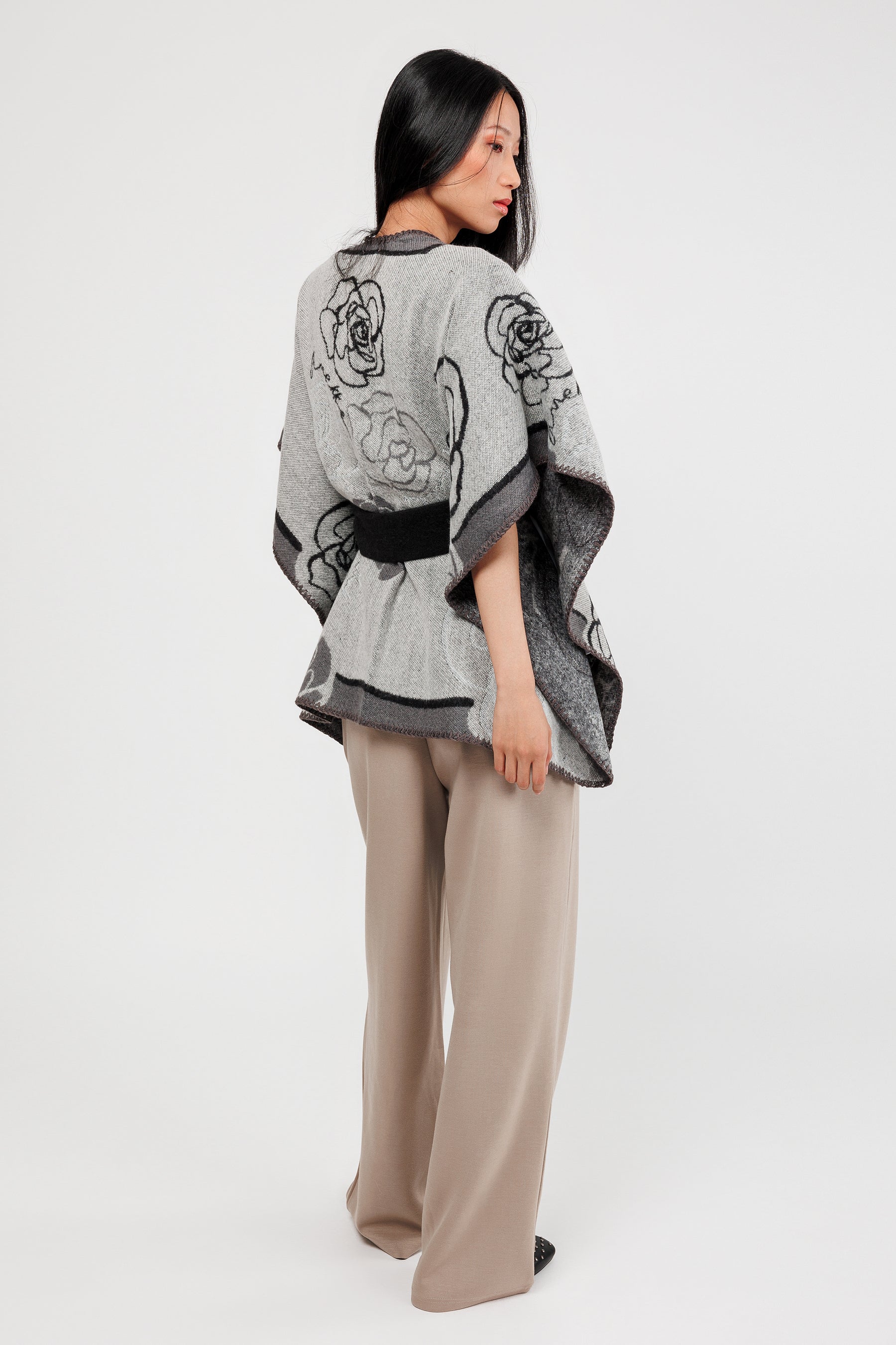 Poncho con cinturón beige y negro