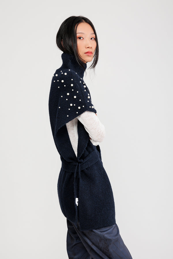 Poncho cuello alto con cinturón azul