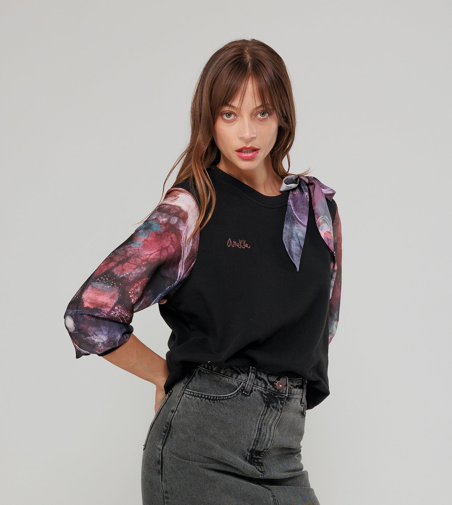 Sudadera negra mangas estampadas