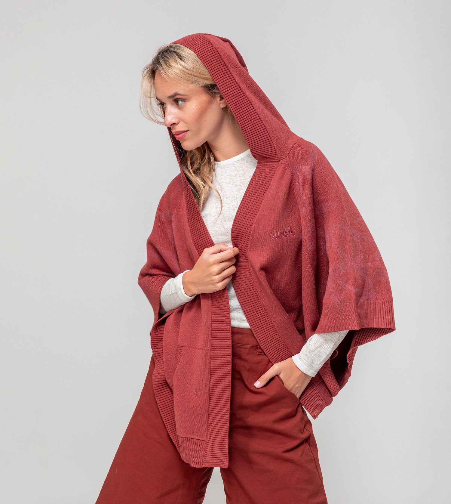 Chaqueta estilo poncho roja