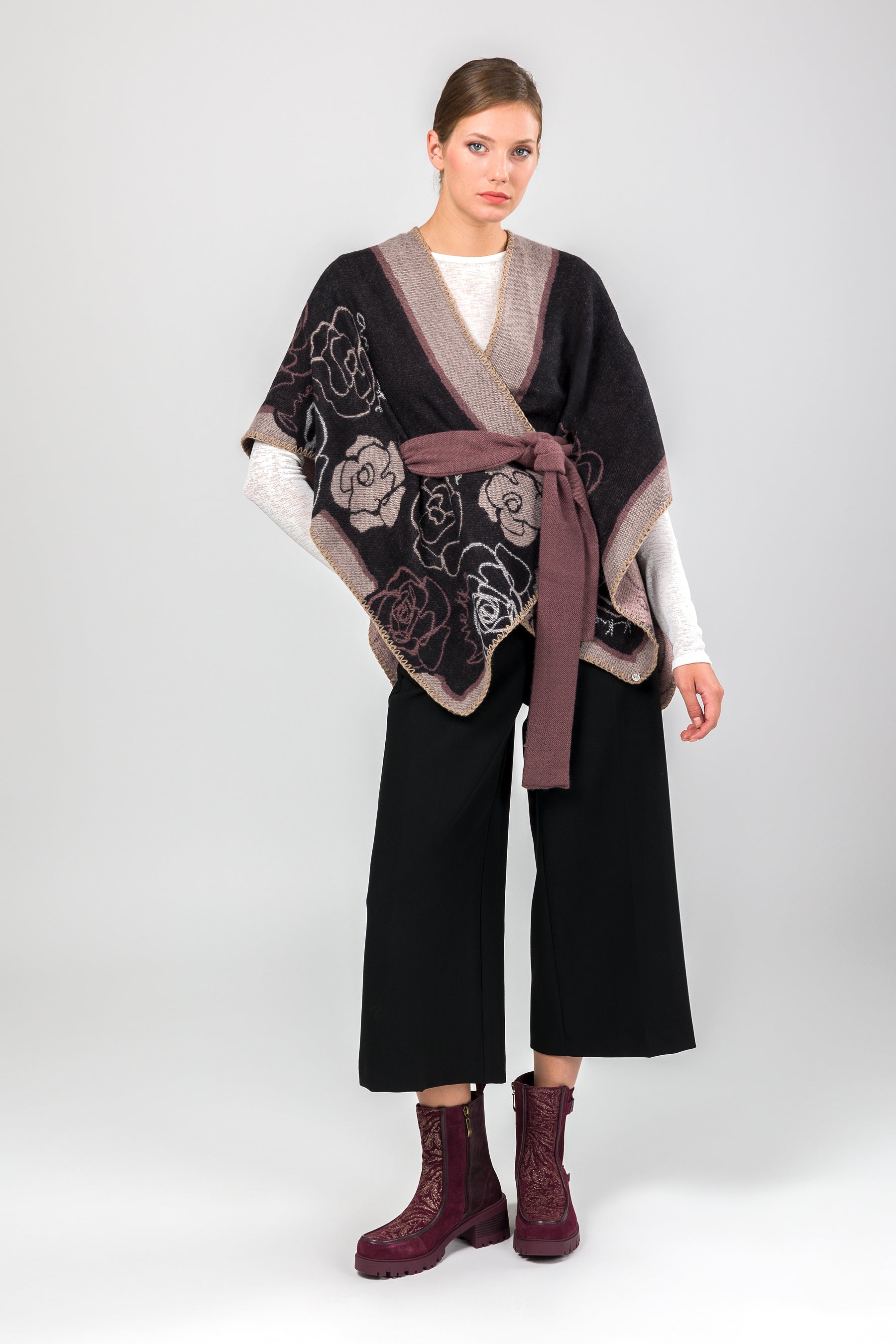 Poncho con cinturón rosa y negro