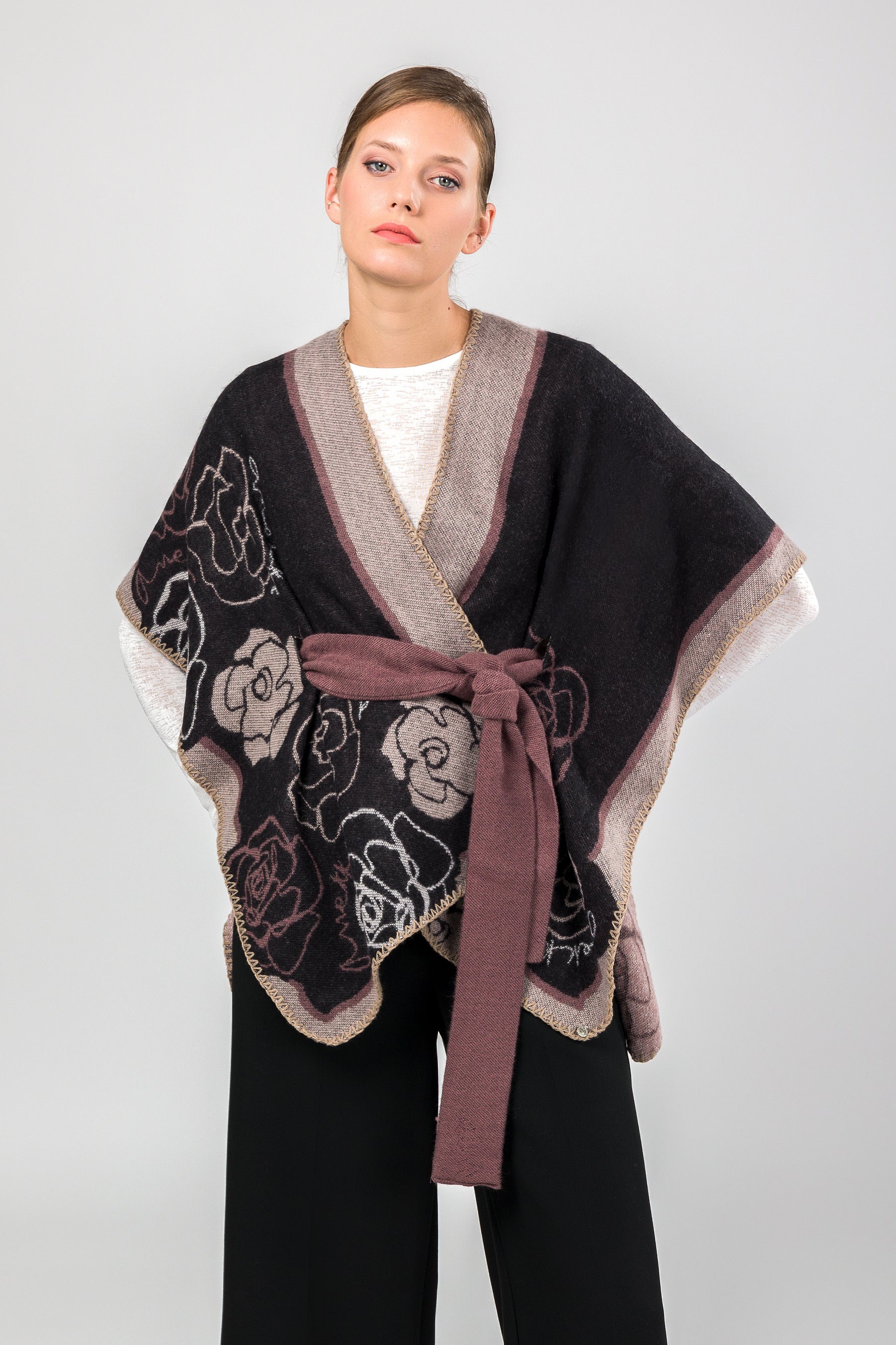 Poncho con cinturón rosa y negro
