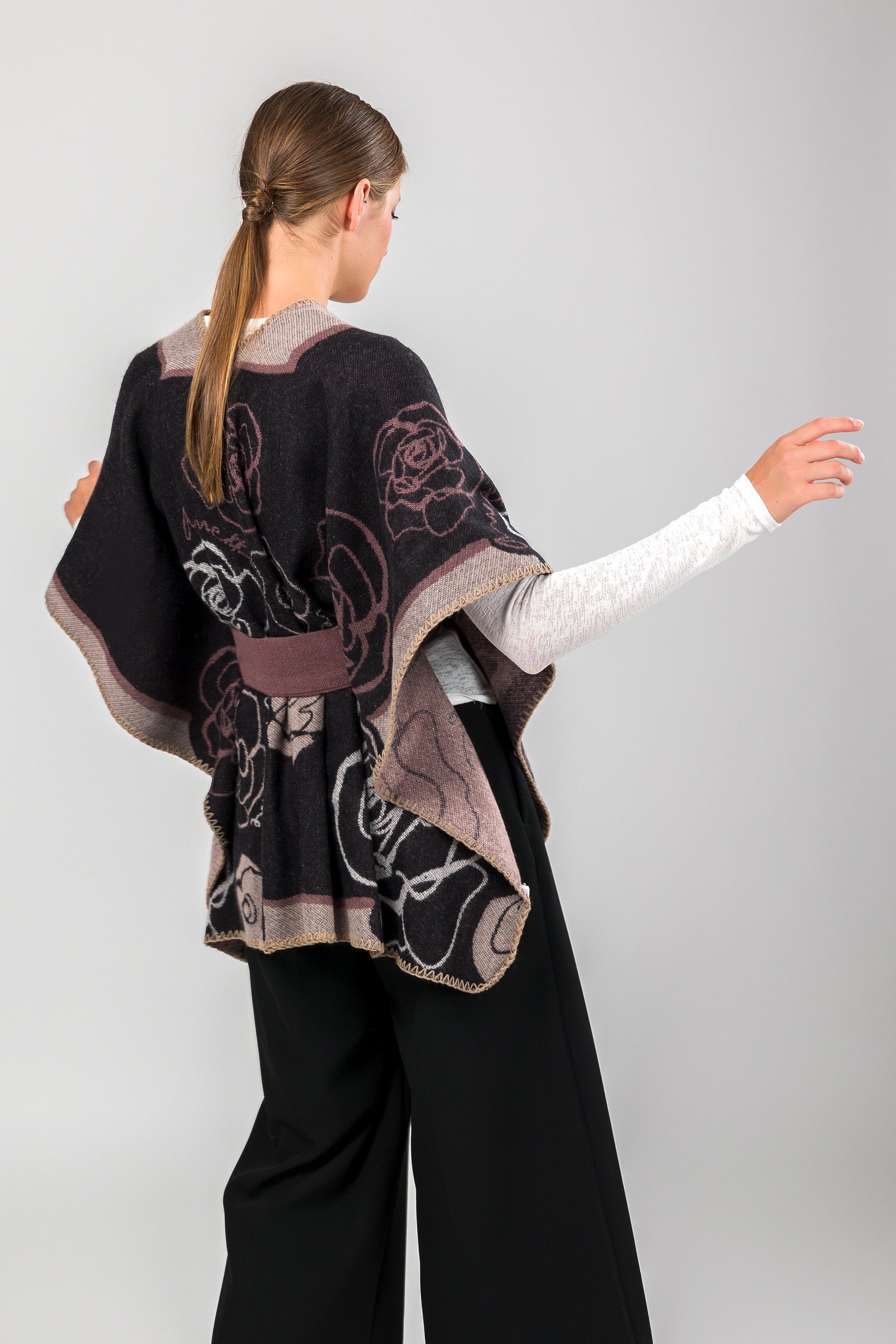 Poncho con cinturón rosa y negro