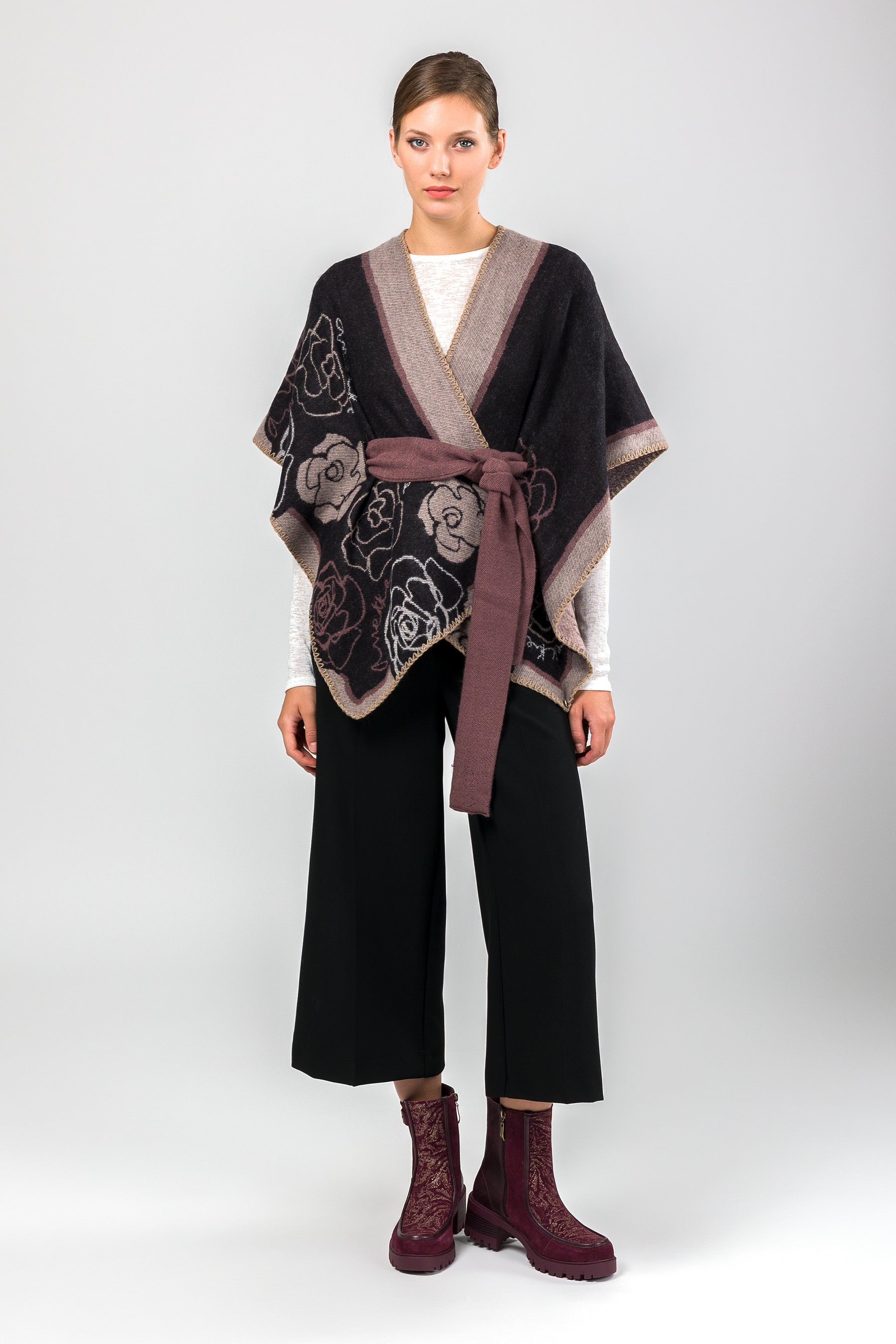 Poncho con cinturón rosa y negro