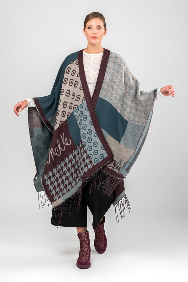 Poncho con flecos azul petróleo y beige