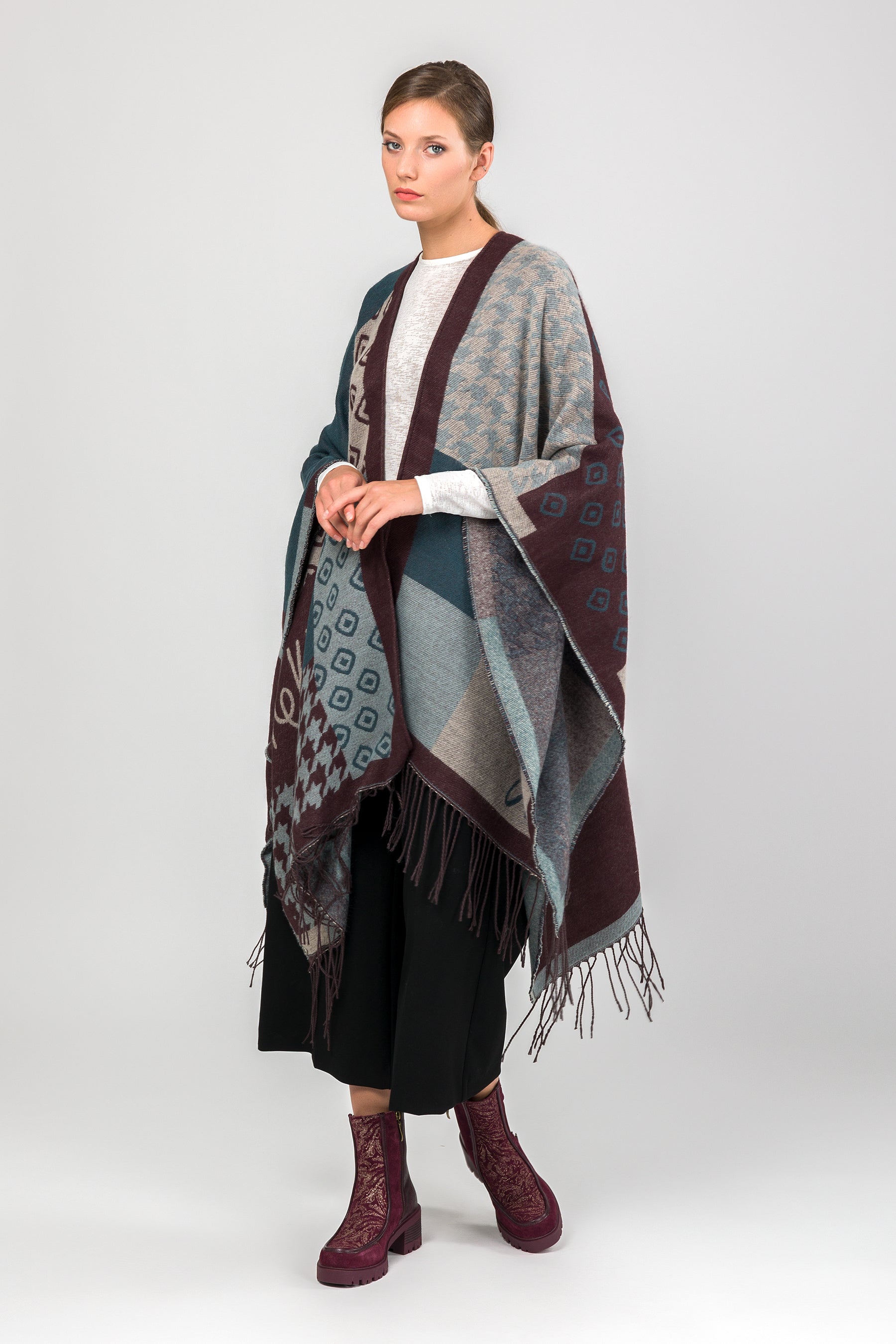 Poncho con flecos azul petróleo y beige