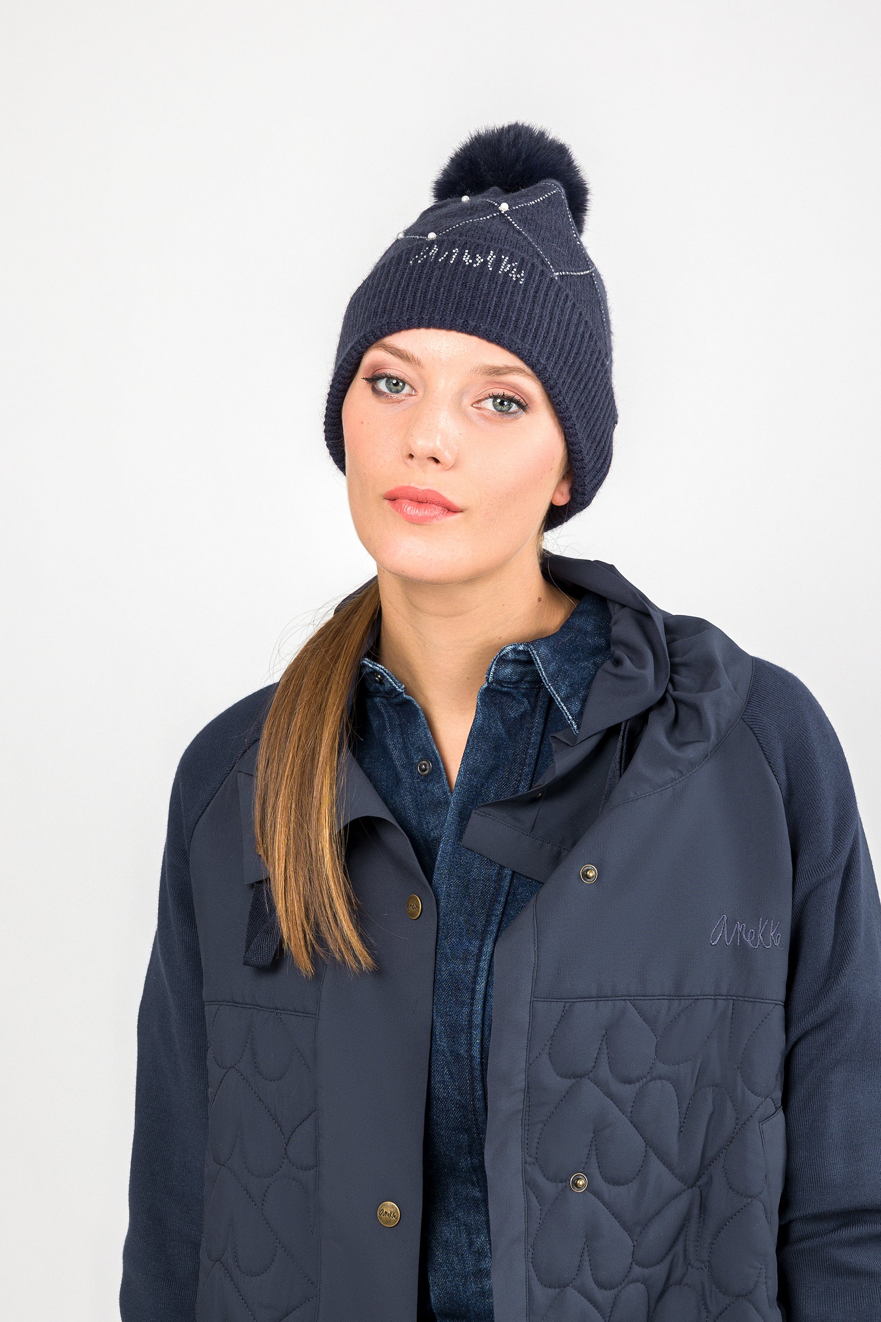 Gorro de punto azul con detalles