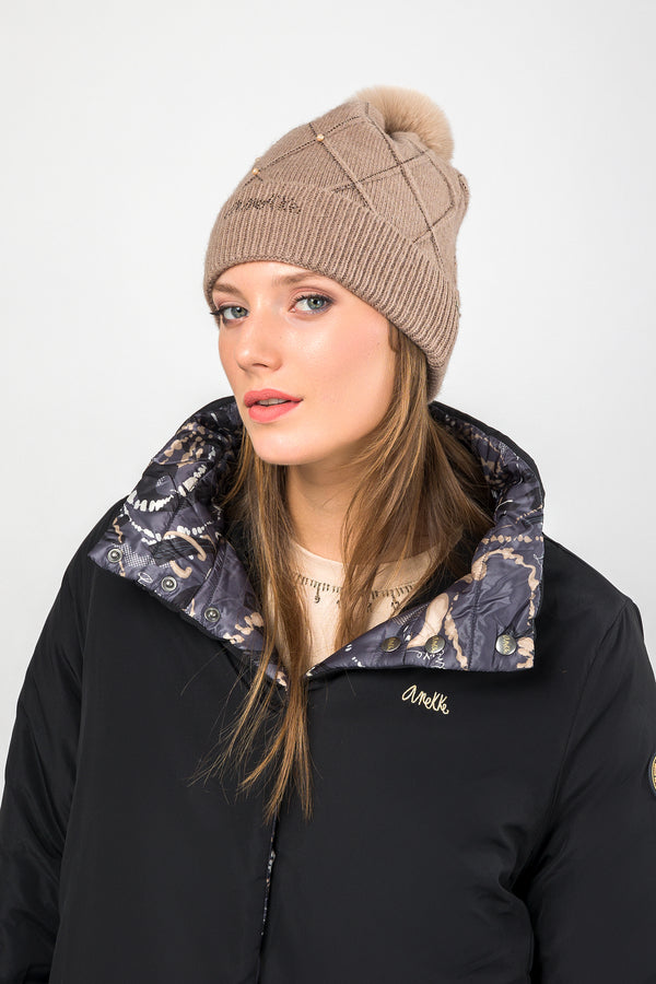 Gorro de punto beige con detalles