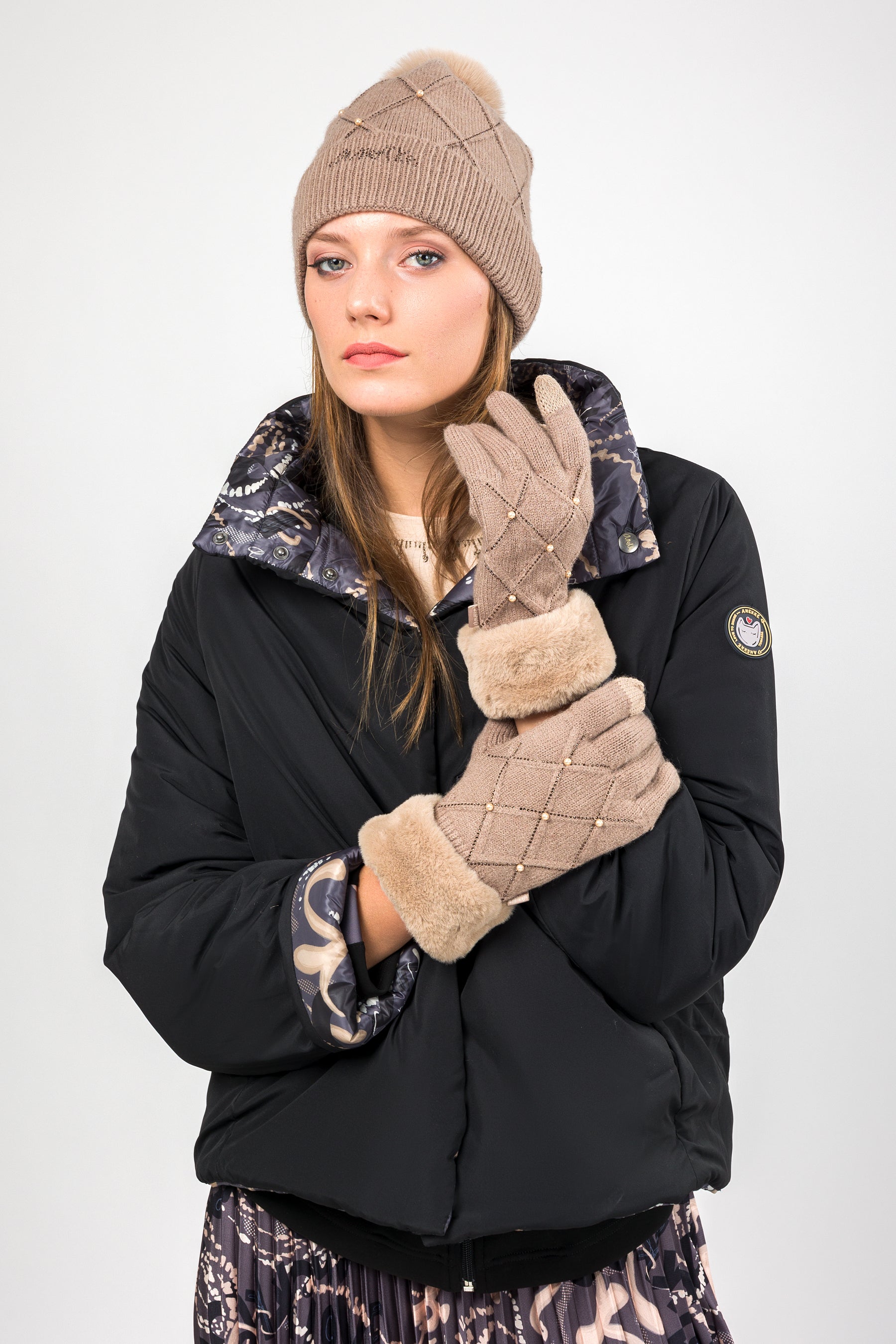 Guantes de punto beige con detalles