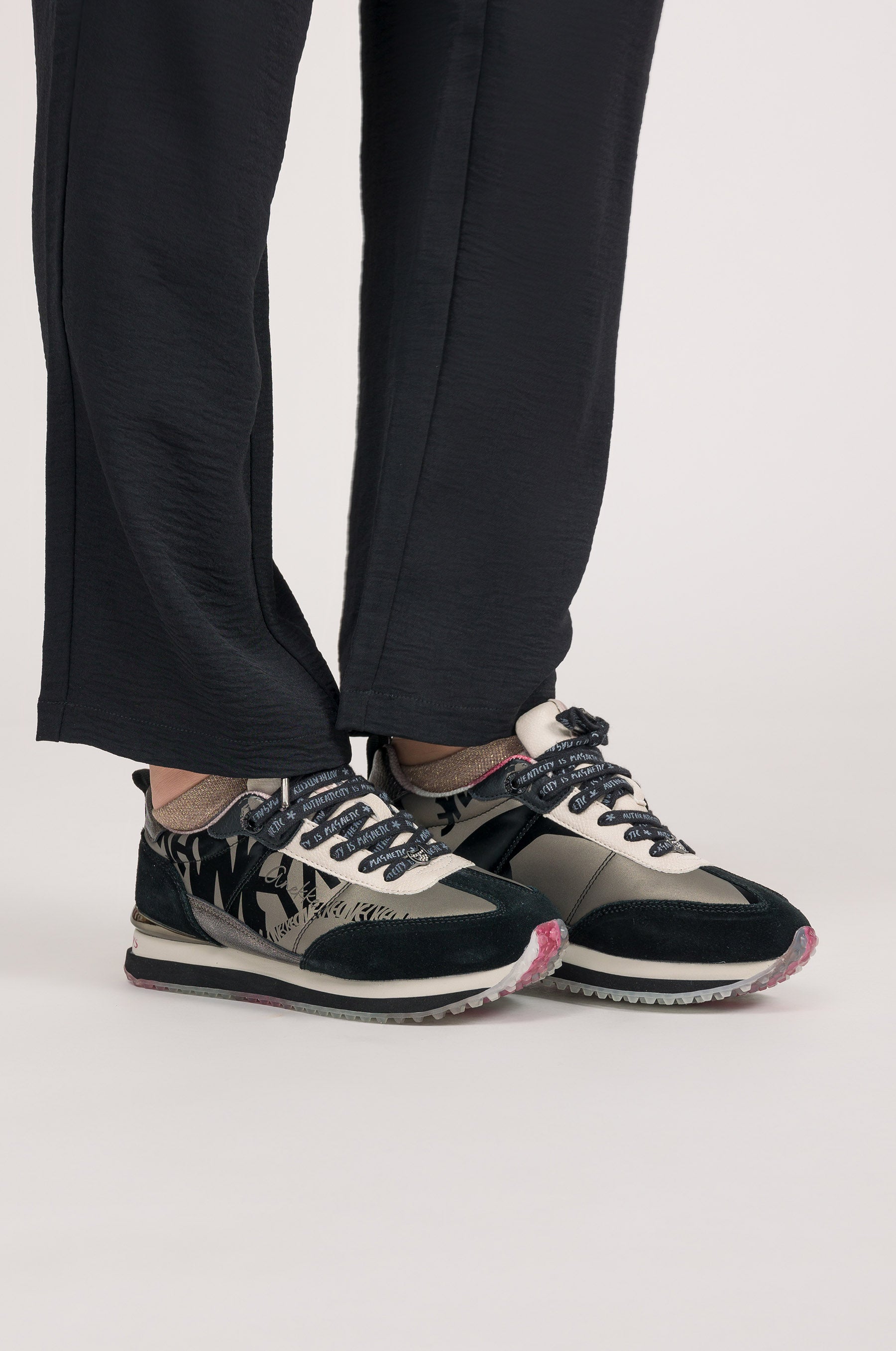 Deportivos negros y plomo