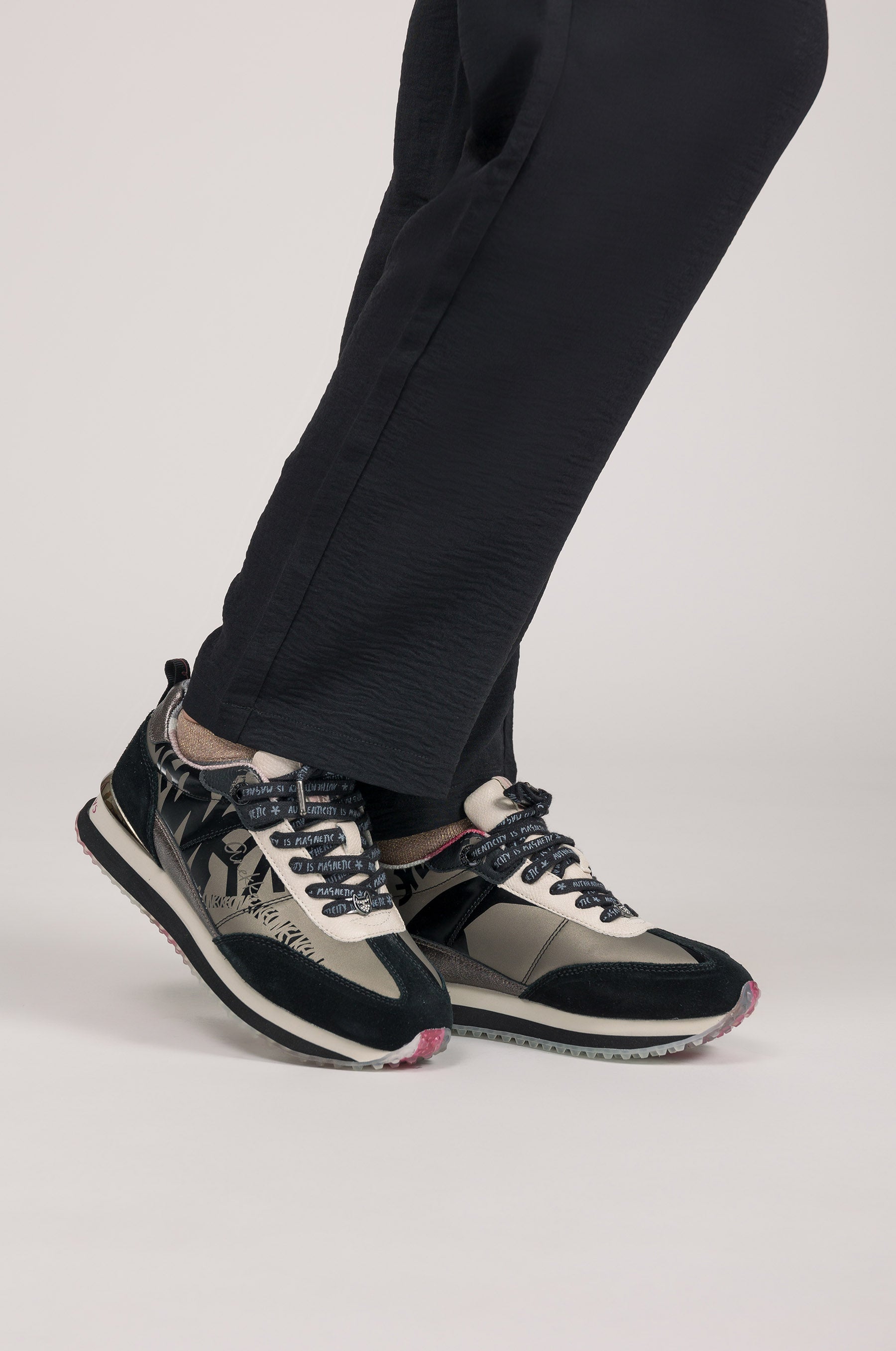 Deportivos negros y plomo