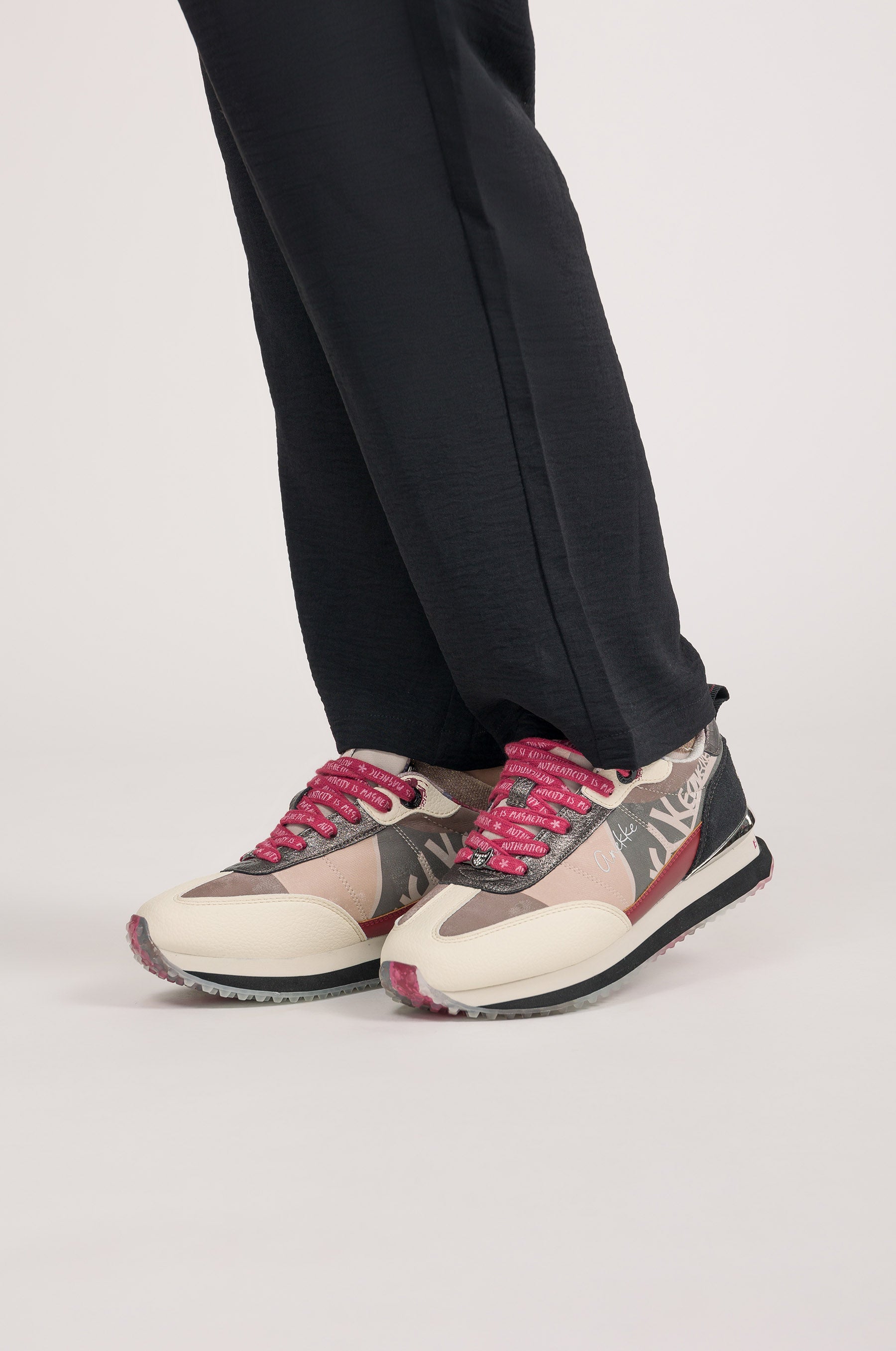 Deportivos rosa y blancos