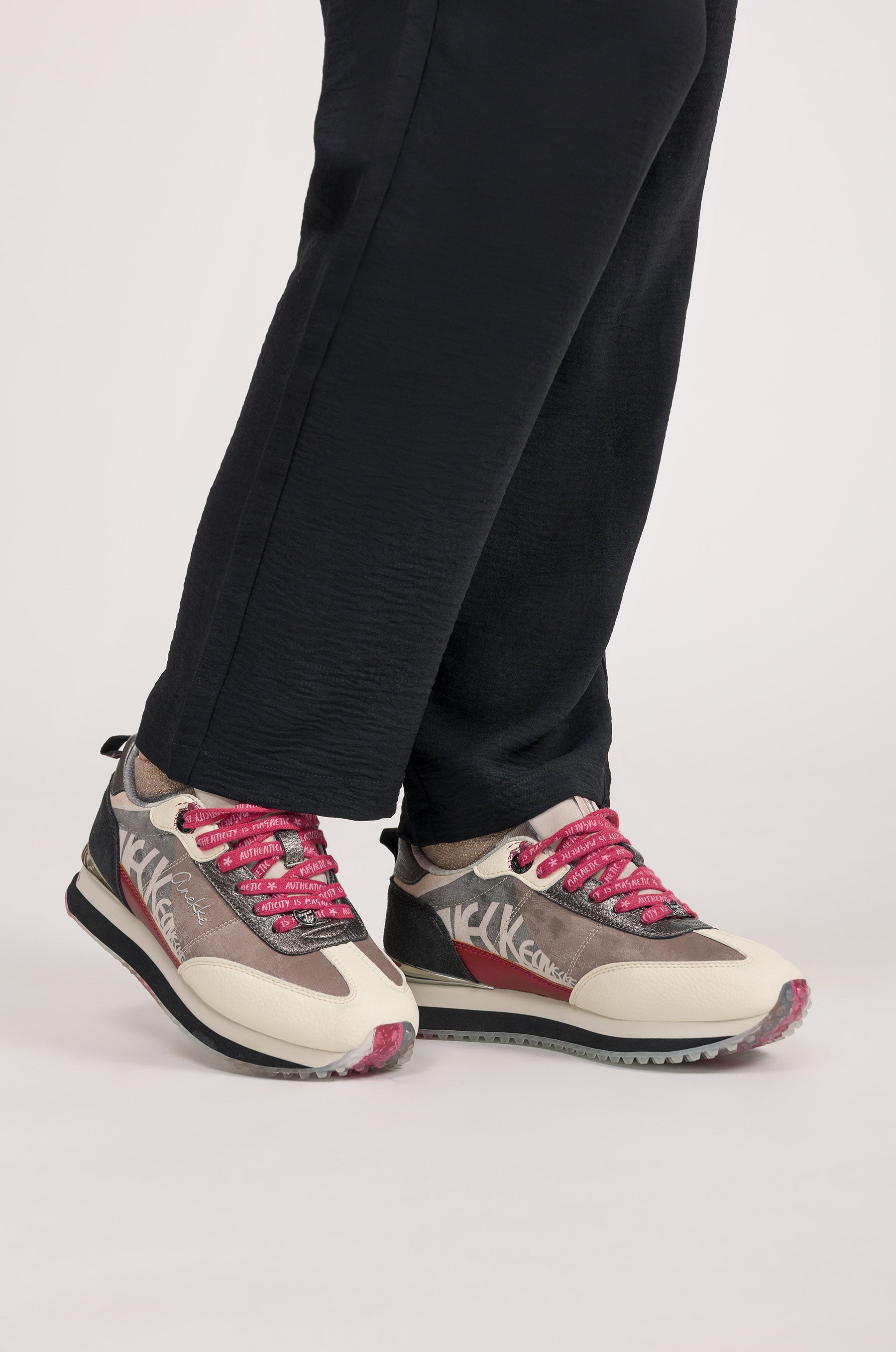 Deportivos rosa y blancos