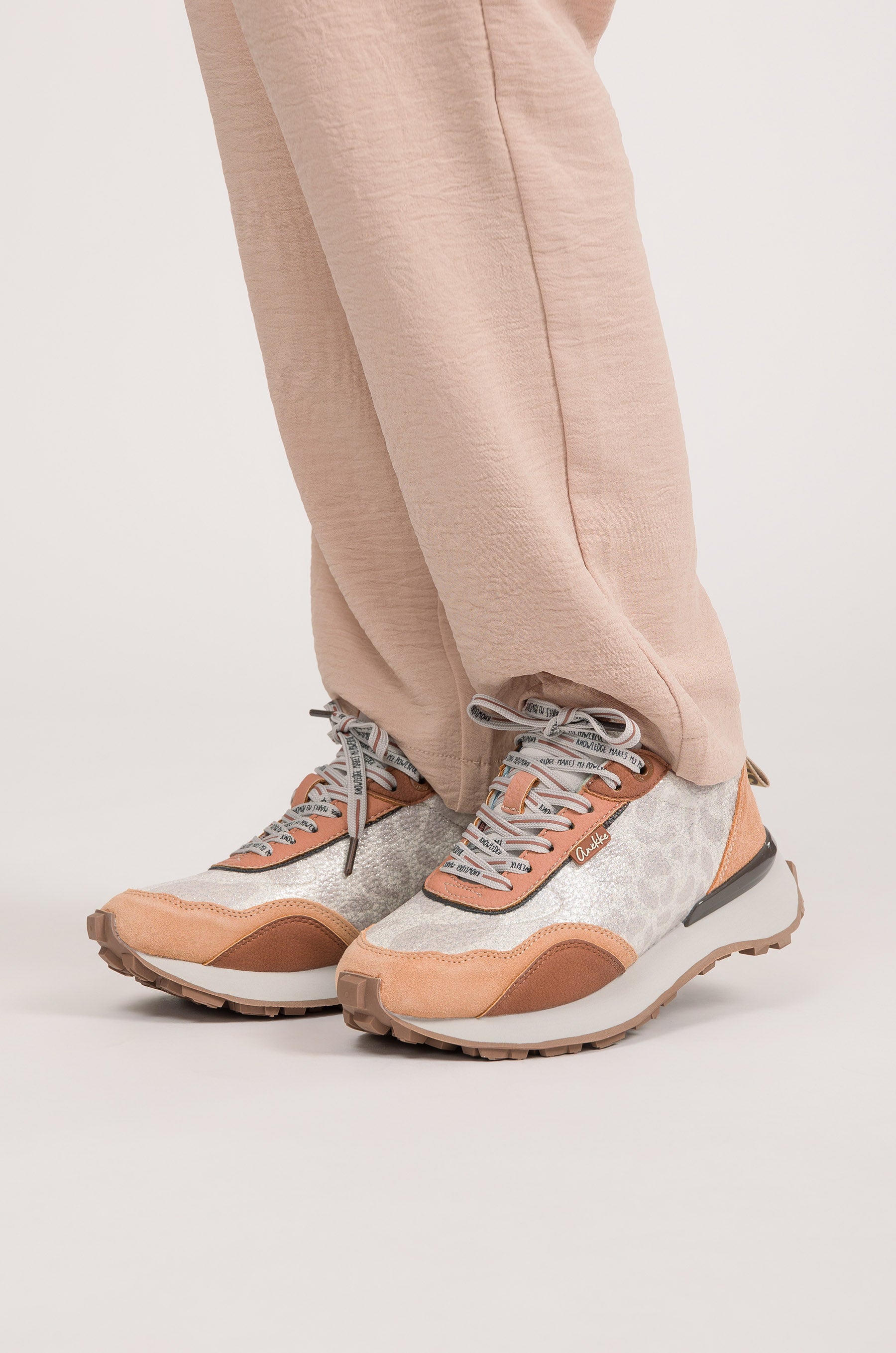Deportivos beige y naranja