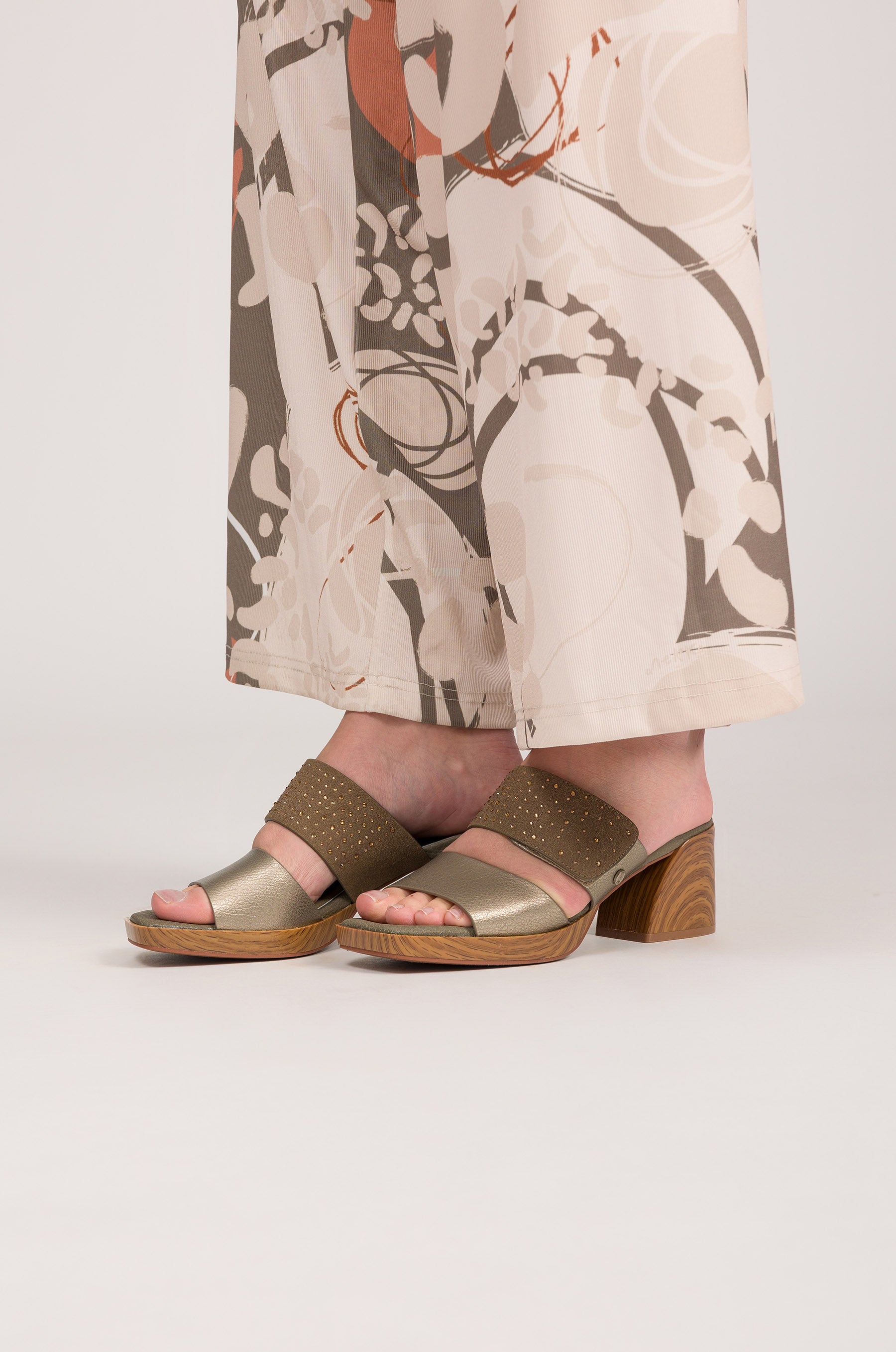 Sandalias con tacón verdes y doradas con strass