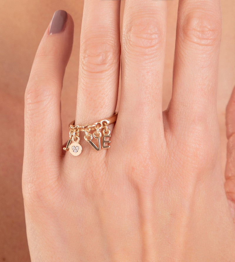 Anillo dorado con letras LOVE